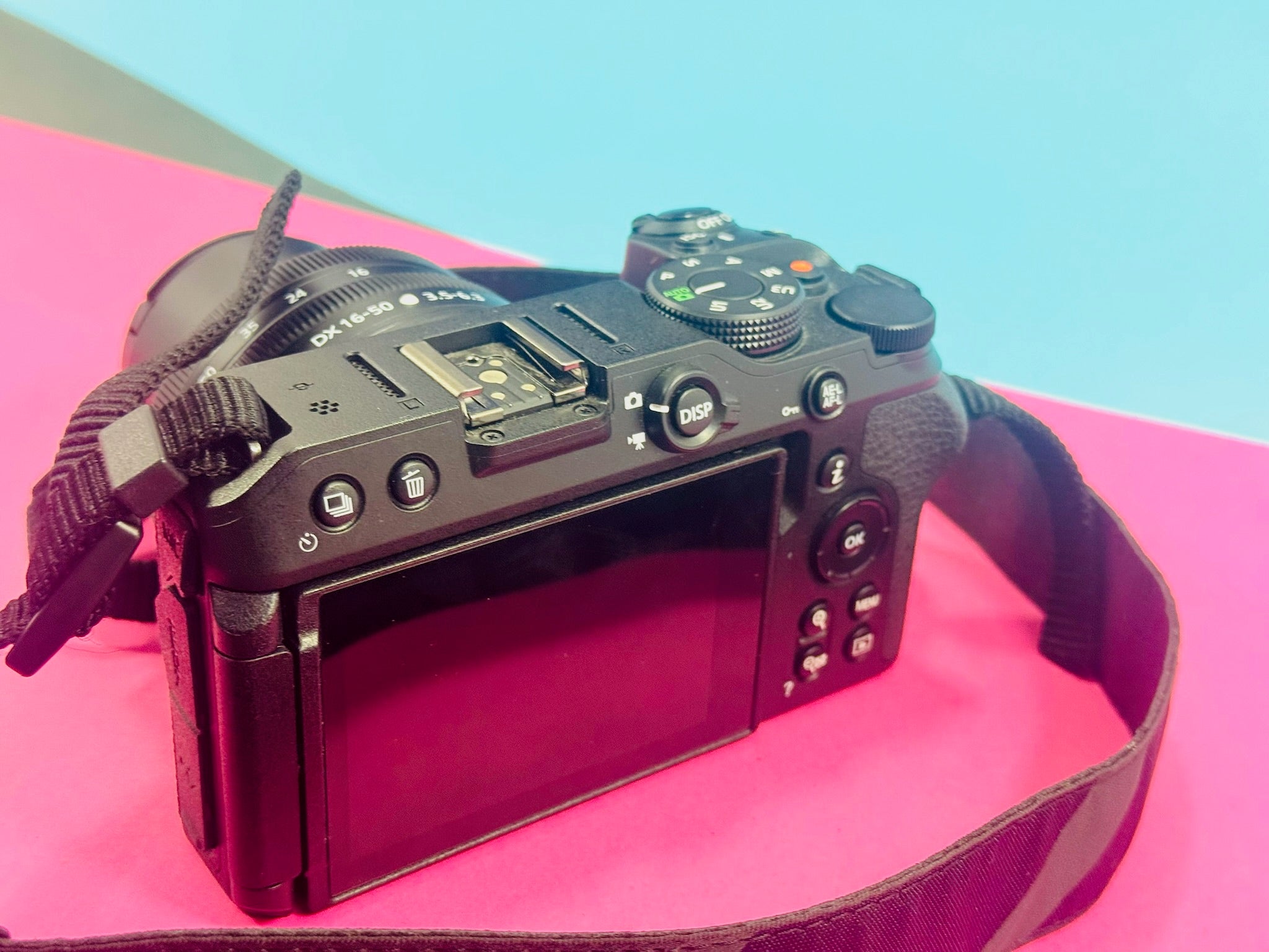 Cámara Nikon Z30 con Objetivo 16–50mm