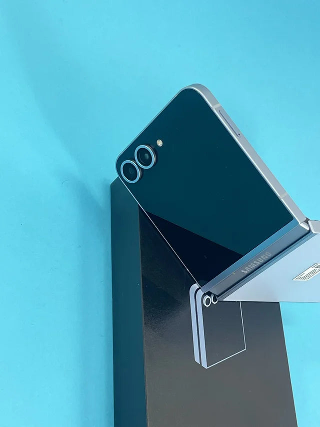 Samsung Galaxy Z Flip 6  256 GB –12 GB RAM